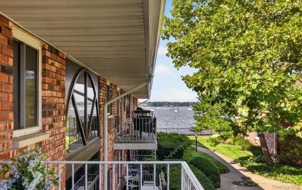 1 Toms Point LN #17E, Port Washington, NY 11050