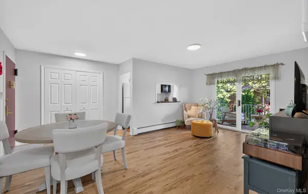 1 Toms Point LN #17E, Port Washington, NY 11050