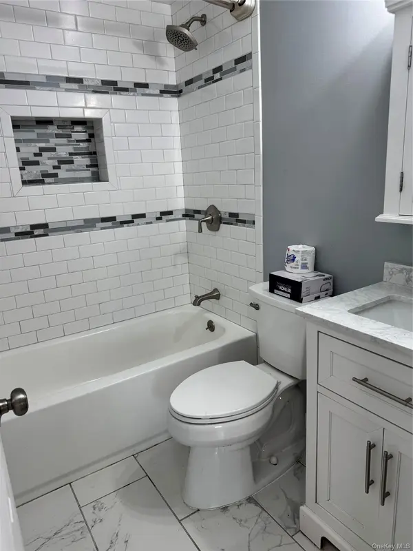 18 Redwood CT #18, Coram, NY 11727
