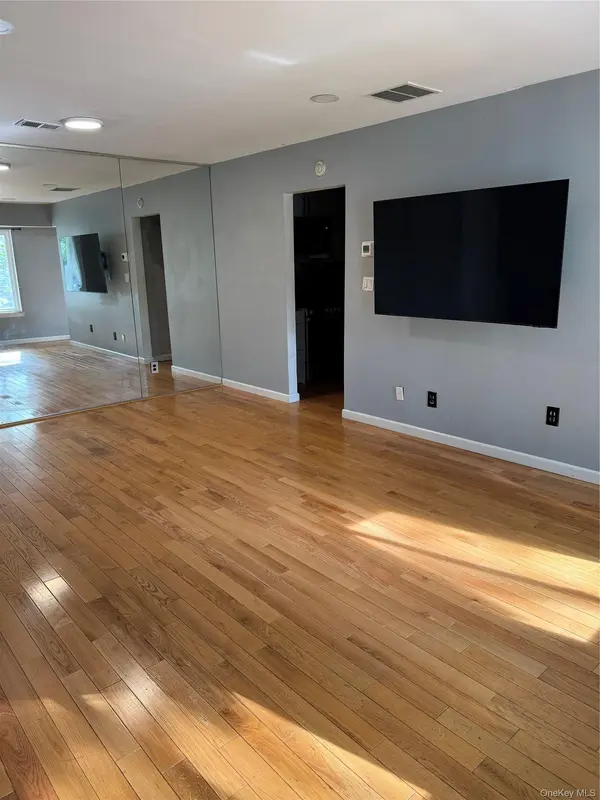 18 Redwood CT #18, Coram, NY 11727