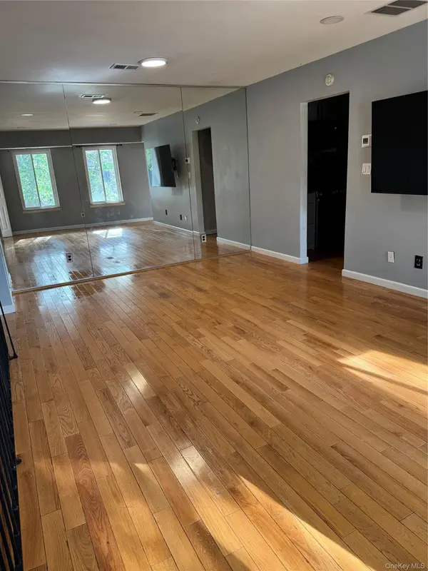 18 Redwood CT #18, Coram, NY 11727
