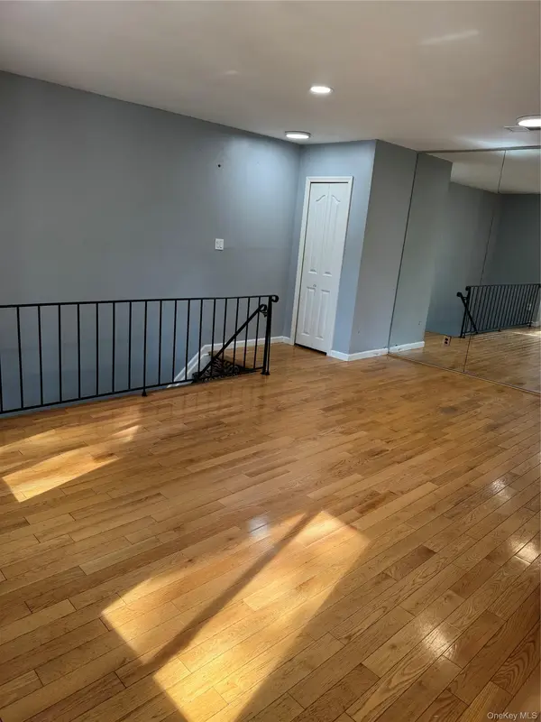 18 Redwood CT #18, Coram, NY 11727
