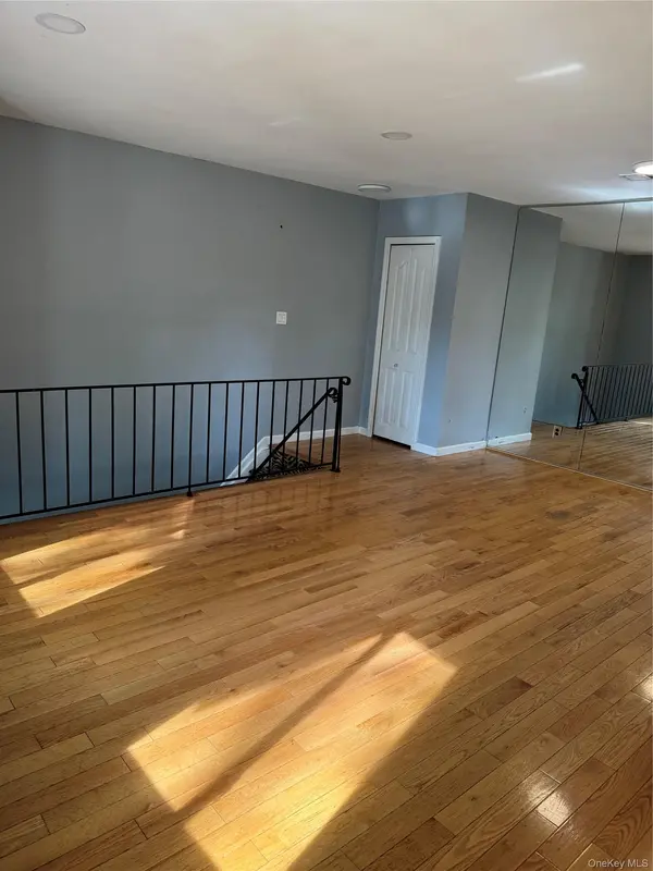 18 Redwood CT #18, Coram, NY 11727