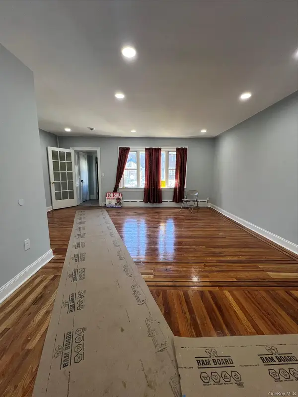 113-21 204th ST, Jamaica, NY 11412