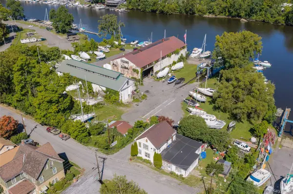 140 1st ST, Esopus, NY 12417