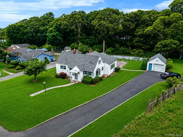 1 E Jackwill RD, East Patchogue, NY 11772