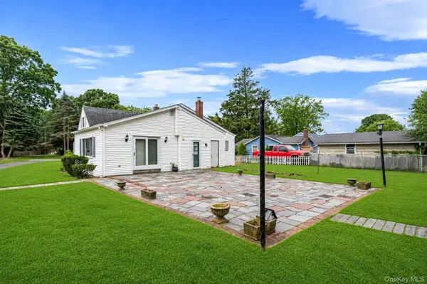 1 E Jackwill RD, East Patchogue, NY 11772