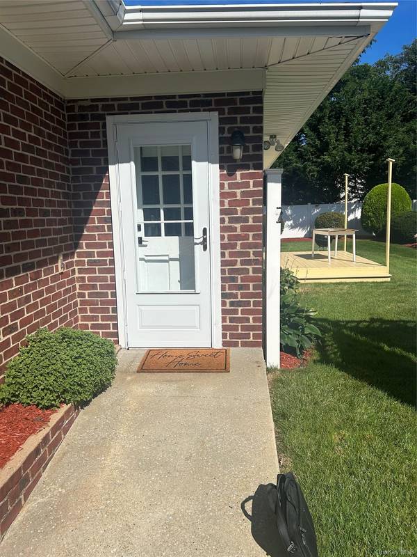 50 Willow LN, Lindenhurst, NY 11757
