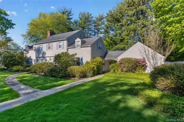 21 Weir LN, Locust Valley, NY 11560