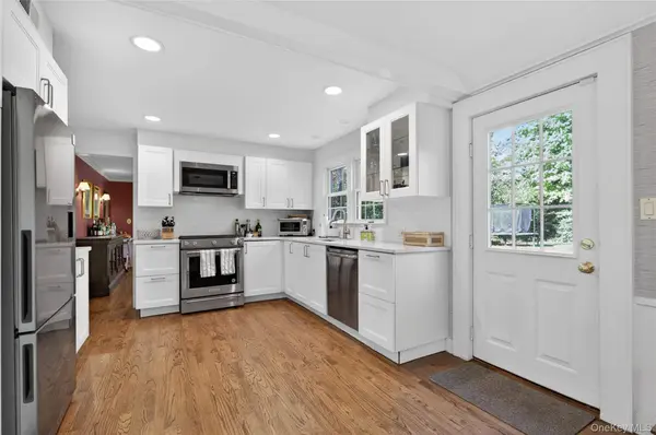 21 Weir LN, Locust Valley, NY 11560