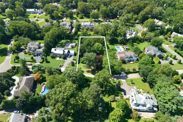 111 Birch LN, Manhasset, NY 11030
