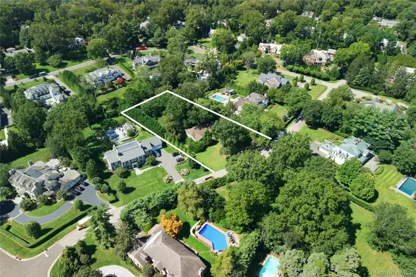 111 Birch LN, Manhasset, NY 11030