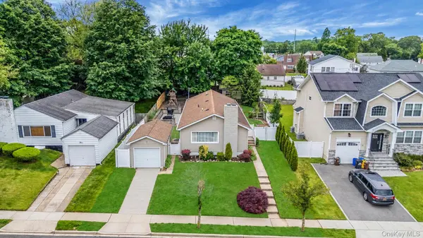 5 Willets DR, Syosset, NY 11791
