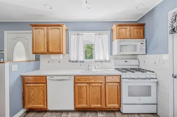 152 Grand AVE, Shirley, NY 11967