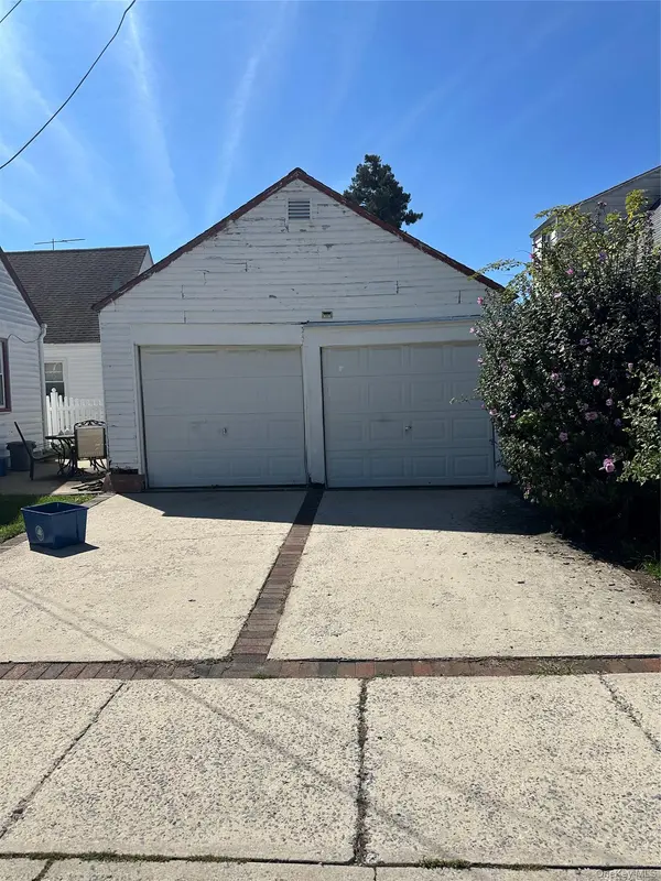 22 Searing ST, Hempstead, NY 11550