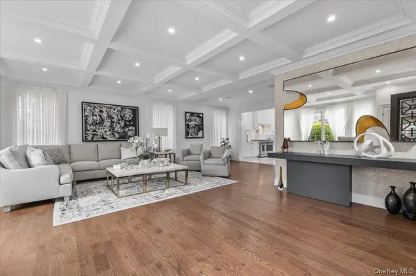 105 Woodhill LN, Manhasset, NY 11030