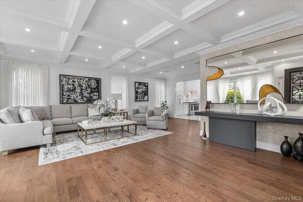 105 Woodhill LN, Manhasset, NY 11030