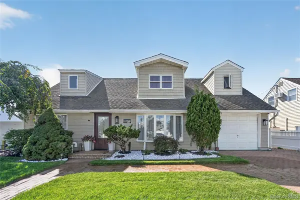 114 Southberry LN, Levittown, NY 11756
