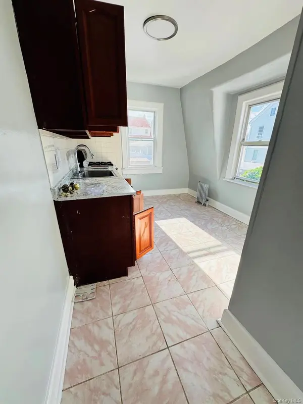 89-10 182nd ST #2nd floor, Hollis, NY 11423