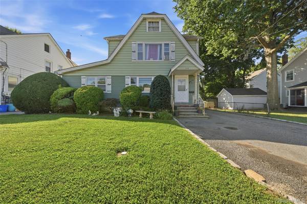 506 Whittier ST, Westbury, NY 11590