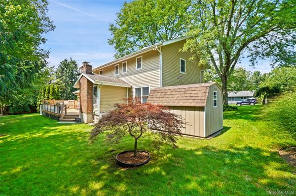 2 Magnolia DR, Rye Brook, NY 10573