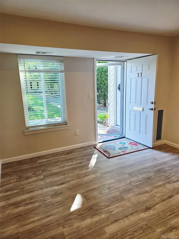 27 Fargo CT #27, Coram, NY 11727