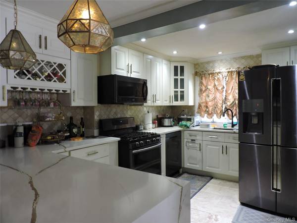 18 Leach ST, Lynbrook, NY 11563