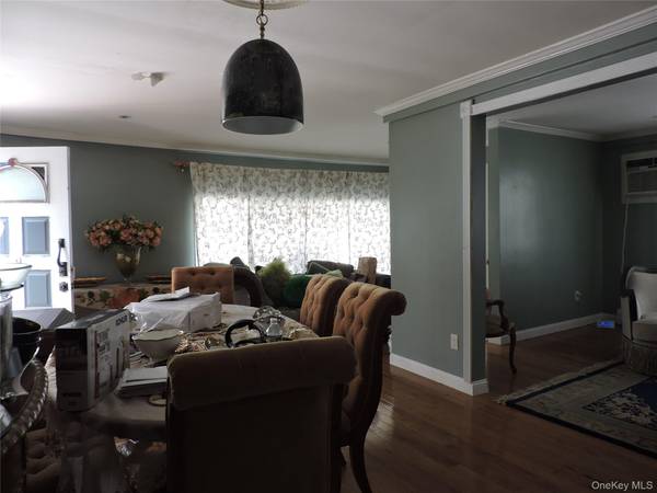 18 Leach ST, Lynbrook, NY 11563