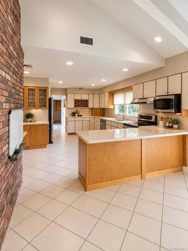 Address not disclosed, Dix Hills, NY 11746