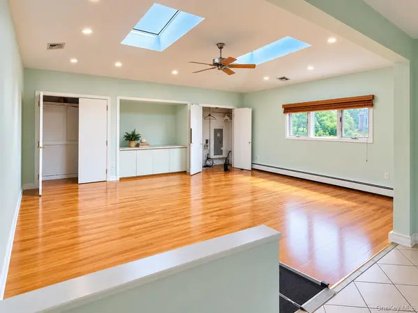 Address not disclosed, Dix Hills, NY 11746