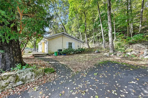 27 Richard ST, Sloatsburg, NY 10974