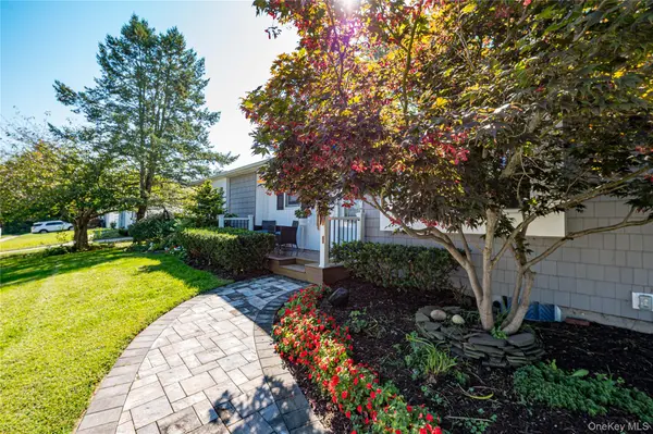 10 Stonehurst CIR, Centereach, NY 11720