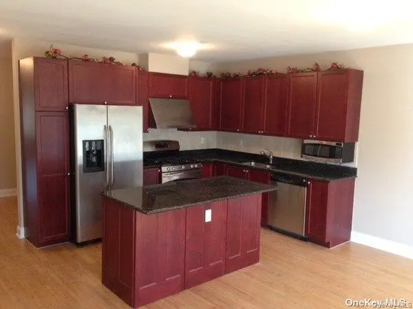 3-30 Soundview LN, College Point, NY 11356