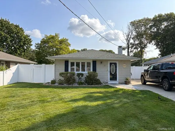 31 Brushwood DR, Shirley, NY 11967