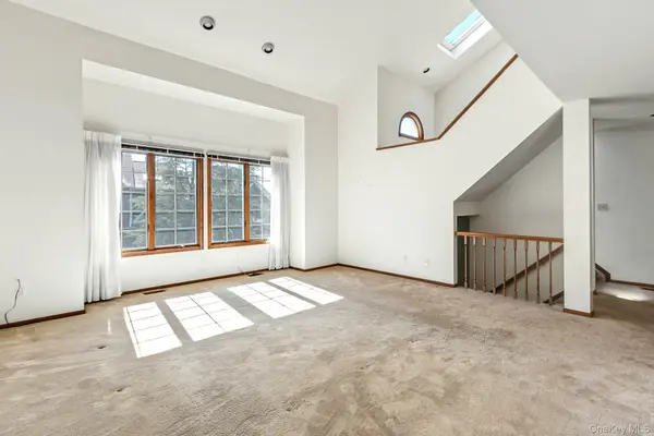 8 Village Gate WAY #8, Nyack, NY 10960