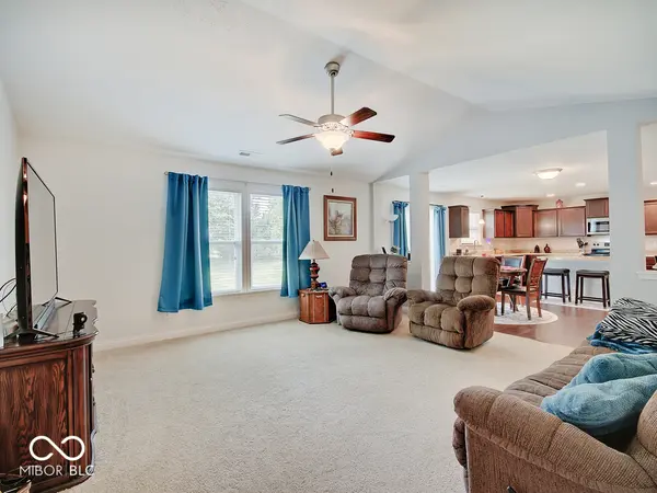 5742 Deer Valley CT, Columbus, IN 47201