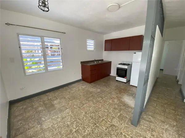 AO - 28 interior URB REPARTO VALENCIA, Bayamon, PR 00958