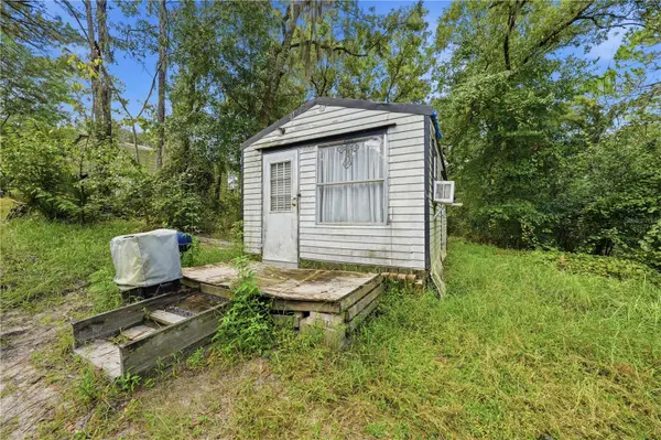 105 PERRY AVE, Satsuma, FL 32189