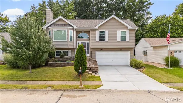 1629 Lynncove LN, St Charles, MO 63303