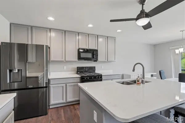 98 San Marino Pkwy, Fenton, MO 63026
