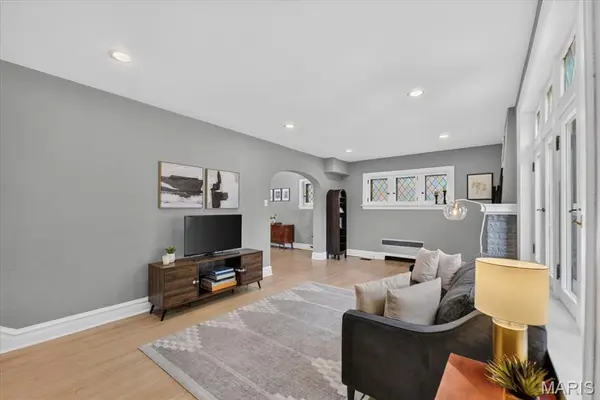 7472 Cornell AVE, St Louis, MO 63130