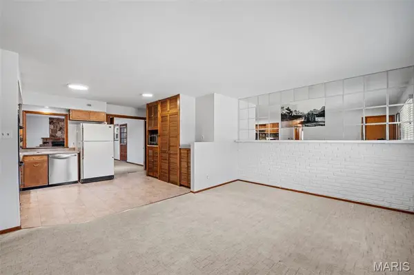 21 Della DR, Fenton, MO 63026