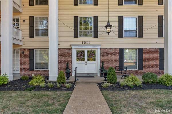 1511 Hampton Hall DR #18, Chesterfield, MO 63017