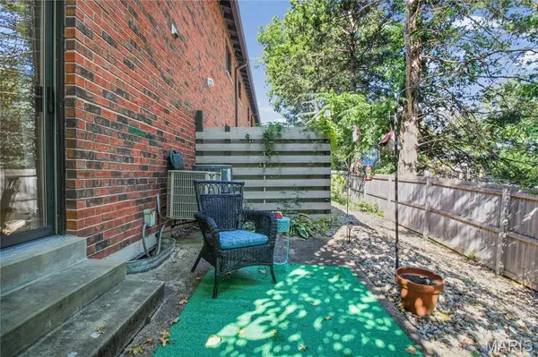 331 Barrington Square Estate #H, Kirkwood, MO 63122