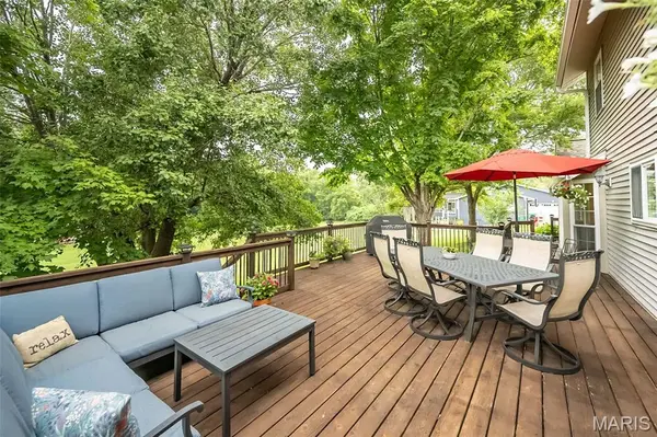 1583 Mason Knoll RD, Town And Country, MO 63131
