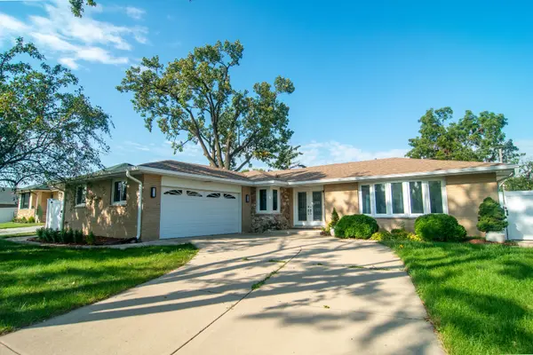 8736 S 80th CT, Hickory Hills, IL 60457