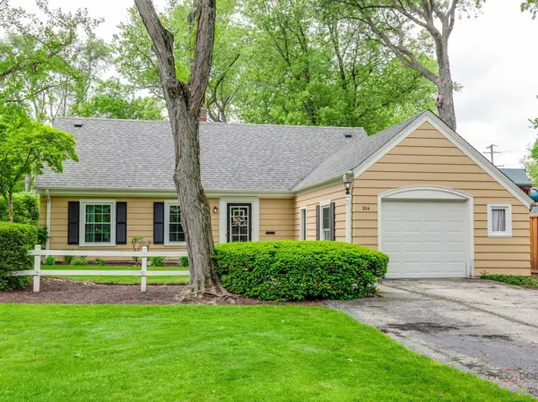214 Washington CIR, Lake Forest, IL 60045