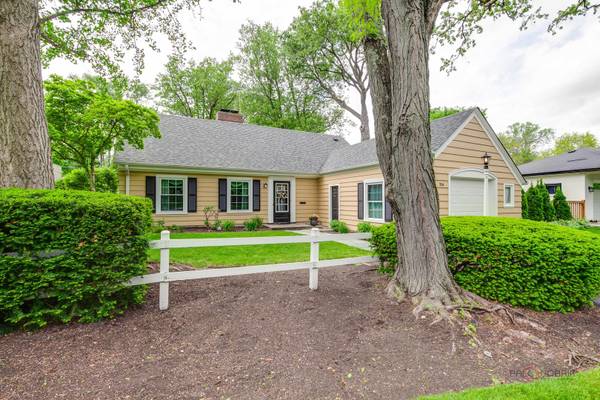 214 Washington CIR, Lake Forest, IL 60045