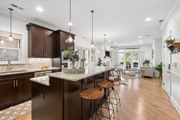 725 W Diversey Pkwy #2W, Chicago, IL 60614