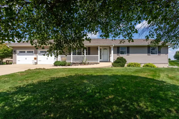 214 E 7th ST, De Witt, IA 52742